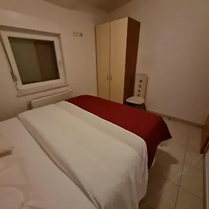 apartment-niki-2.hotels-in-trogir.com/
